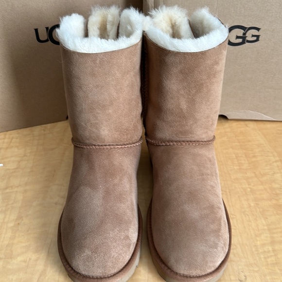 Ugg Women’s Classic Short Bailey Double Bow Boot - Picture 4 of 7